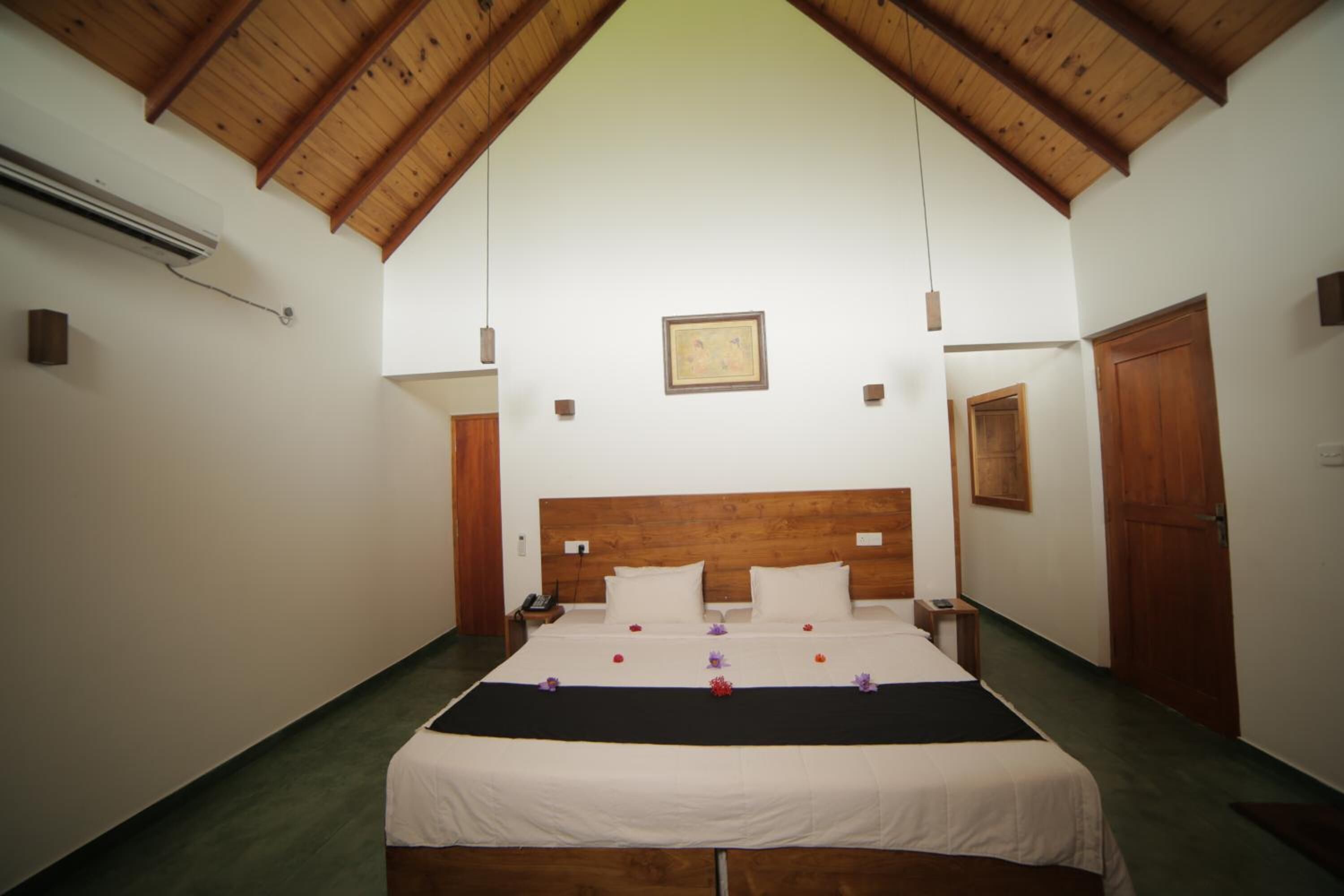 premium bedding, free minibar items, in-room safe, desk