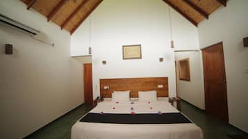 Premium bedding, free minibar items, in-room safe, desk