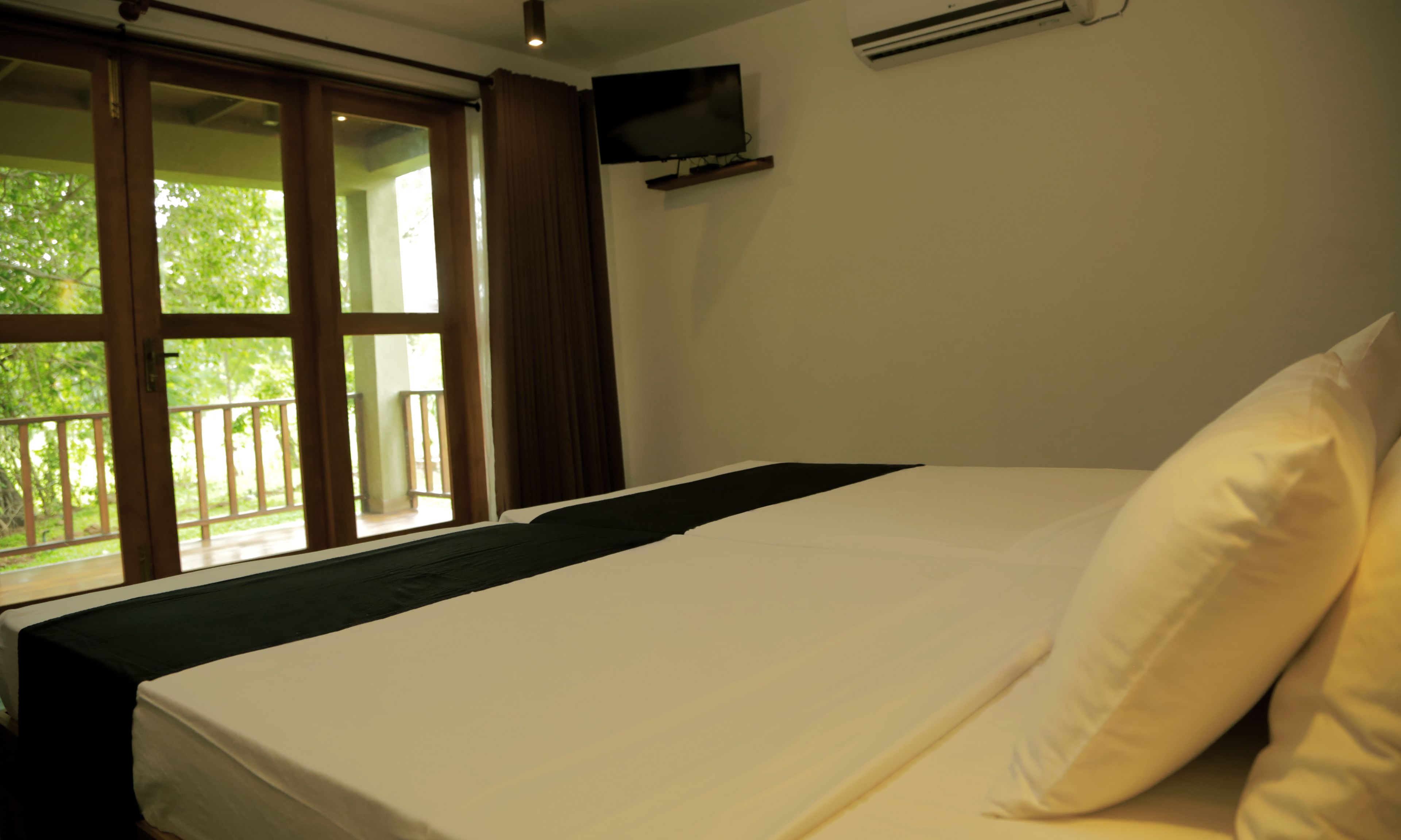 deluxe double room, garden view | premium bedding, free minibar items, in-room safe, desk
