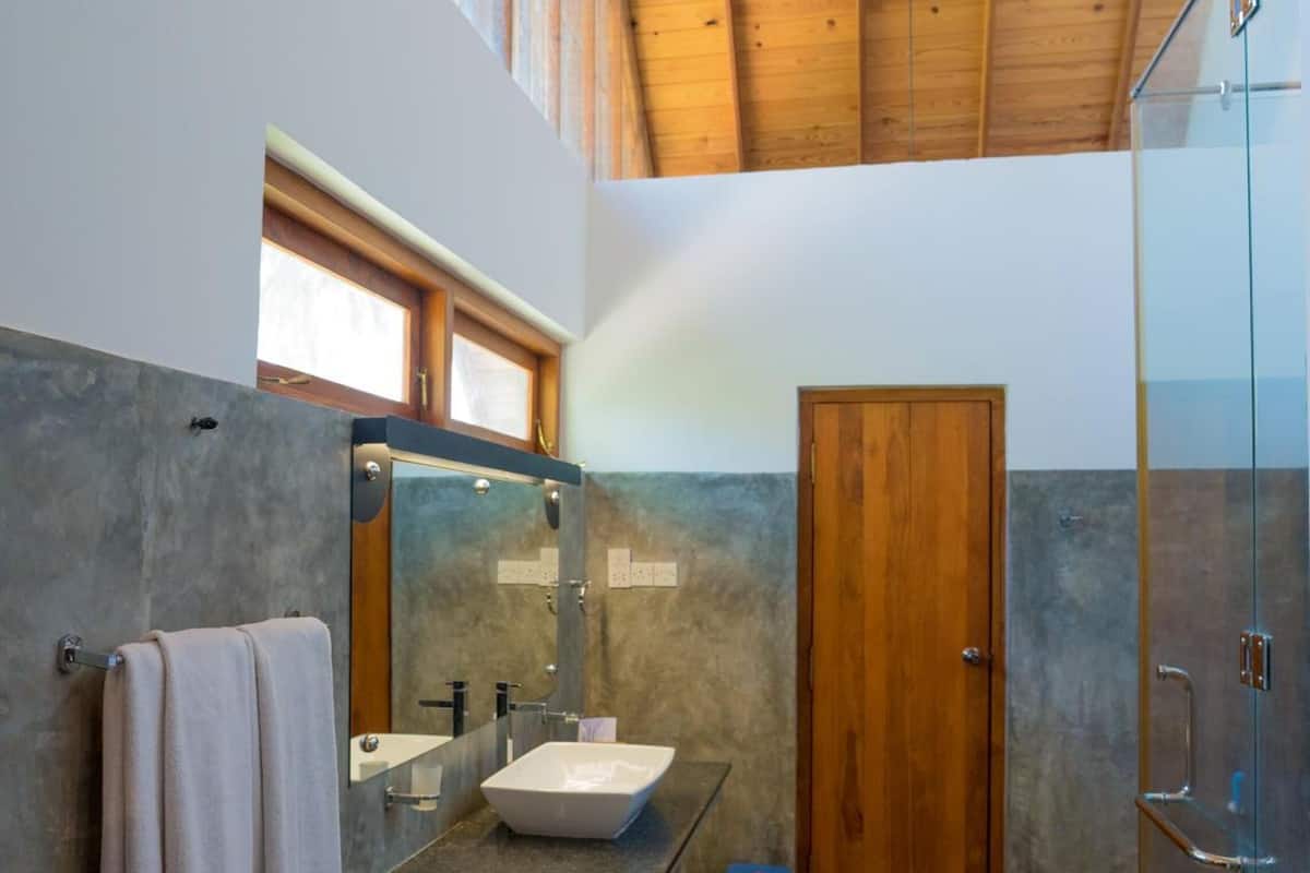 combined shower/bathtub, free toiletries, bathrobes, slippers