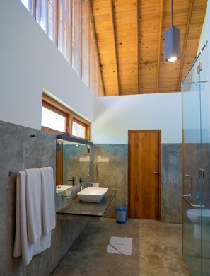 Combined shower/tub, free toiletries, bathrobes, slippers