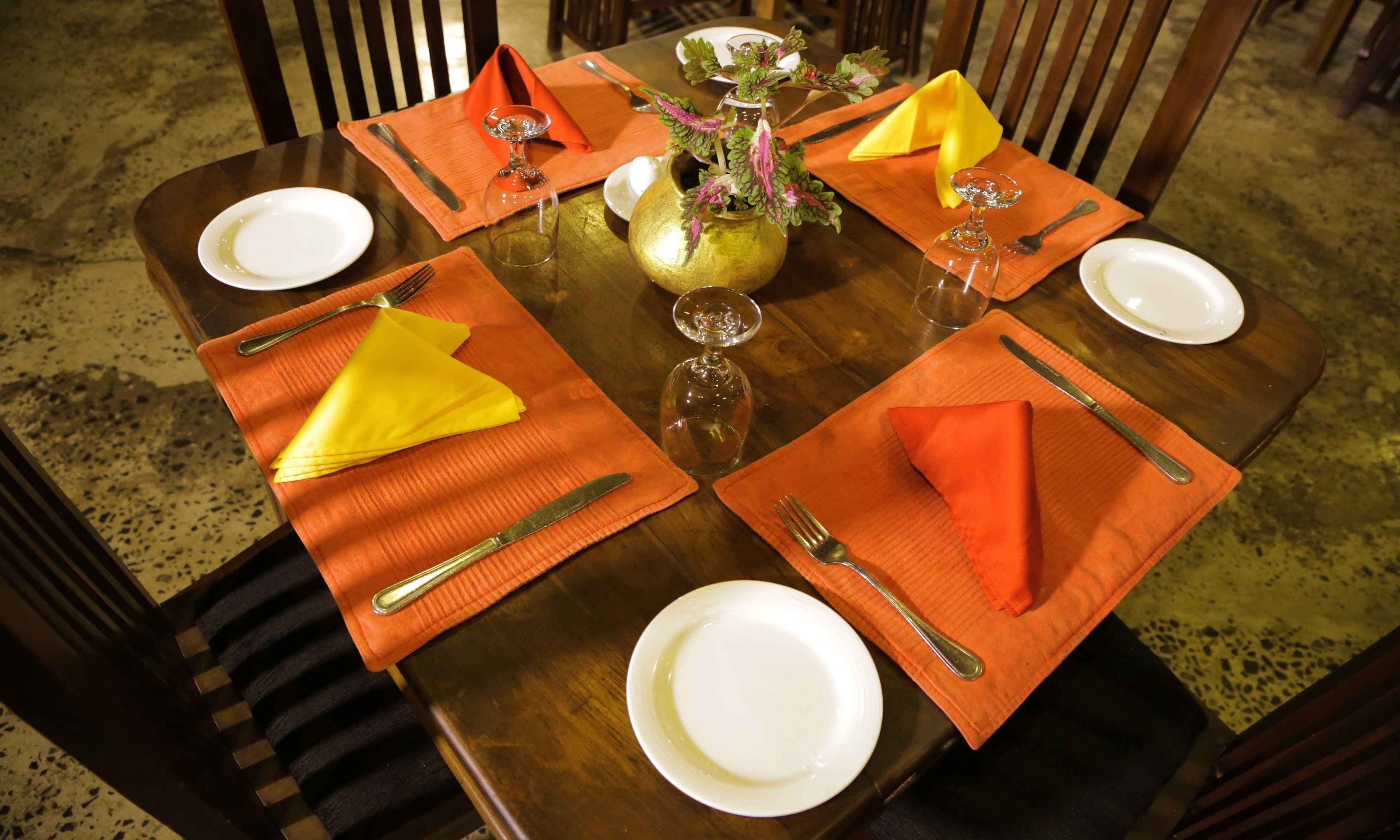 breakfast, lunch, dinner served; international cuisine