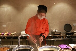 4 restoran, melayani sarapan, makan siang; sajian masakan Cina