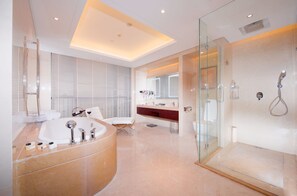 Chambre Deluxe, 1 très grand lit, vue ville | Salle de bain | Articles de toilette gratuits, sèche-cheveux, peignoirs, chaussons