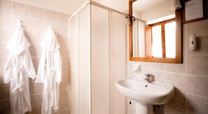 ของใช้ในห้องน้ำฟรี, ไดร์เป่าผม, ผ้าเช็ดตัว