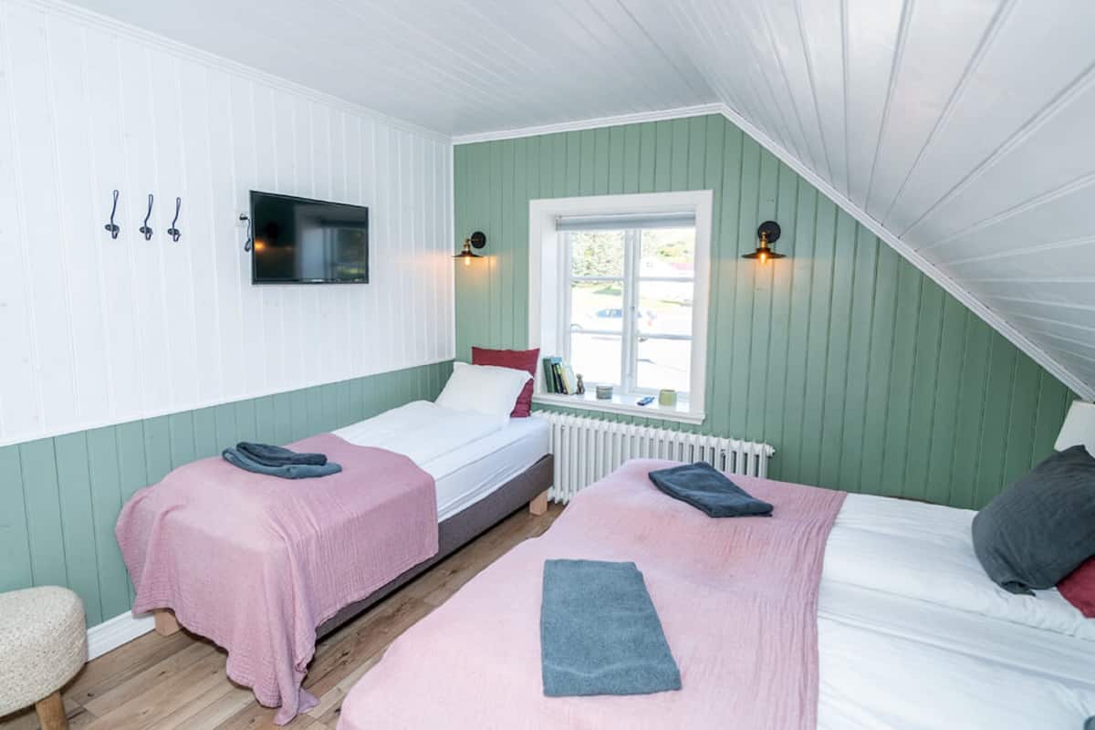 Driepersoonskamer, 3 eenpersoonsbedden, gedeelde badkamer | Verduisterende gordijnen, geluiddichte muren, gratis wifi, beddengoed