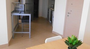 Suite, 2 chambres | Coin séjour | Télévision à écran plat, lecteur de DVD