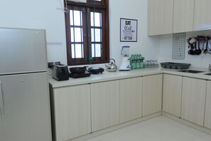 فطور من الأطباق المحلية يوميًا مقابل رسوم