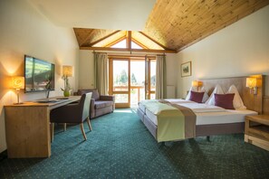 Ropa de cama hipoalergénica y caja de seguridad en la habitación 