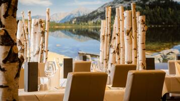 Serveert ontbijt en diner, regionale gerechten