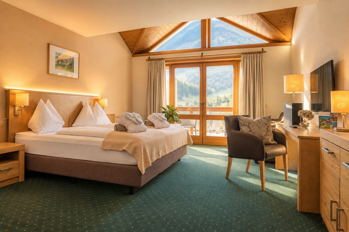 Panoramic Double Room | Living area | 40-inch flat-screen TV with satellite channels, TV, table tennis