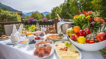 Breakfast and dinner served, Regional cuisine