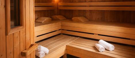 Una sauna de madera con bancos y estantes, una luz instalada en la pared y un reloj.