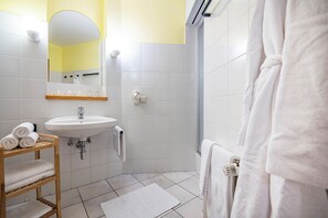 Shower, hair dryer, towels, soap - Hotel Das Gastein - including Alpentherme entrance all year and including "Gasteiner Bergbahnen" during summer season (Bad Hofgastein)
