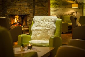 Fireplace - Hotel Das Gastein - including Alpentherme entrance all year and including "Gasteiner Bergbahnen" during summer season (Bad Hofgastein)