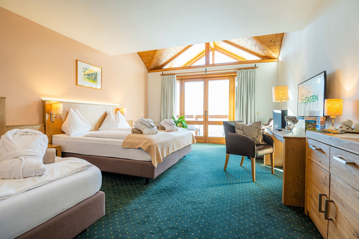 comfort triple room | 1 bedroom, hypo-allergenic bedding, in-room safe, desk