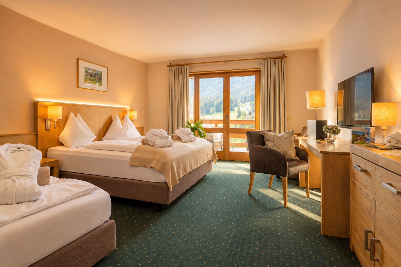 Una habitación de hotel con cama, escritorio, silla y televisor.