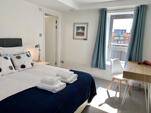 Appartamento Superior, 2 camere da letto, balcone, vista fiume | 2 camere, con stile personalizzato, con arredamento individuale