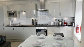 Superior Apartment, 2 Bedrooms, Balcony, River View | Private kitchen | Fridge, microwave, oven, stovetop