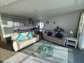 Superior Apartment, 2 Bedrooms, Balcony, River View | Private kitchen | Fridge, microwave, oven, stovetop - Clyde Waterfront Apartments (Glasgow)