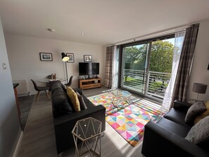 Apartment, 2 Bedrooms, Balcony, River View | Living area