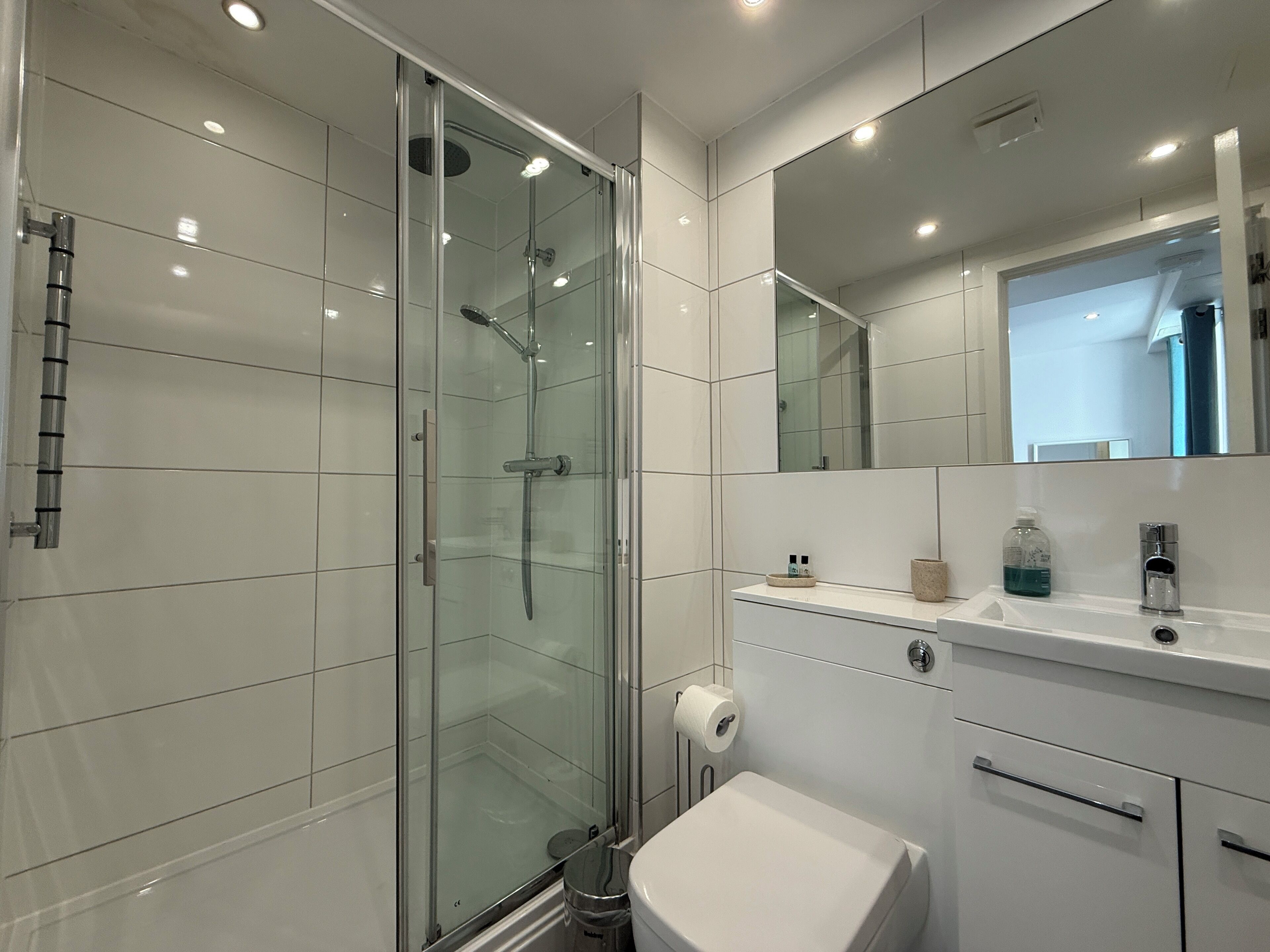 Superior Apartment, 2 Bedrooms, Balcony, River View | Bathroom | Free toiletries, hair dryer, towels