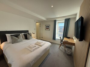 Superior Apartment, 2 Bedrooms, Balcony, River View | 2 bedrooms, individually decorated, individually furnished - Clyde Waterfront Apartments (Glasgow)