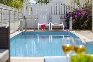 Außenpool, Liegestühle