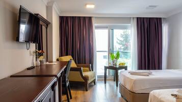 Minibar, in-room safe