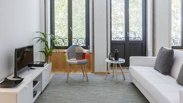 Premium-Apartment, Balkon, Stadtblick | Wohnzimmer