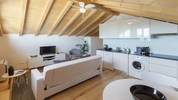 Loft superior, balcón, vista al jardín | Área de sala de estar | Televisión de pantalla plana, reproductor de DVD y películas con cargo