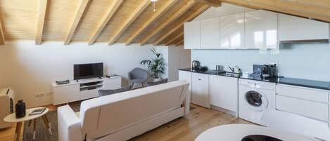 高级复式房, 阳台, 花园景观 | 起居区 | 33-英寸纯平电视(配备卫星频道)、电视、DVD 播放器