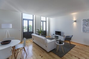 Deluxe-lejlighed - 1 soveværelse - terrasse - udsigt til have | Opholdsområde | 33-tommers fladskærms-tv med satellitkanaler, tv, dvd-afspiller