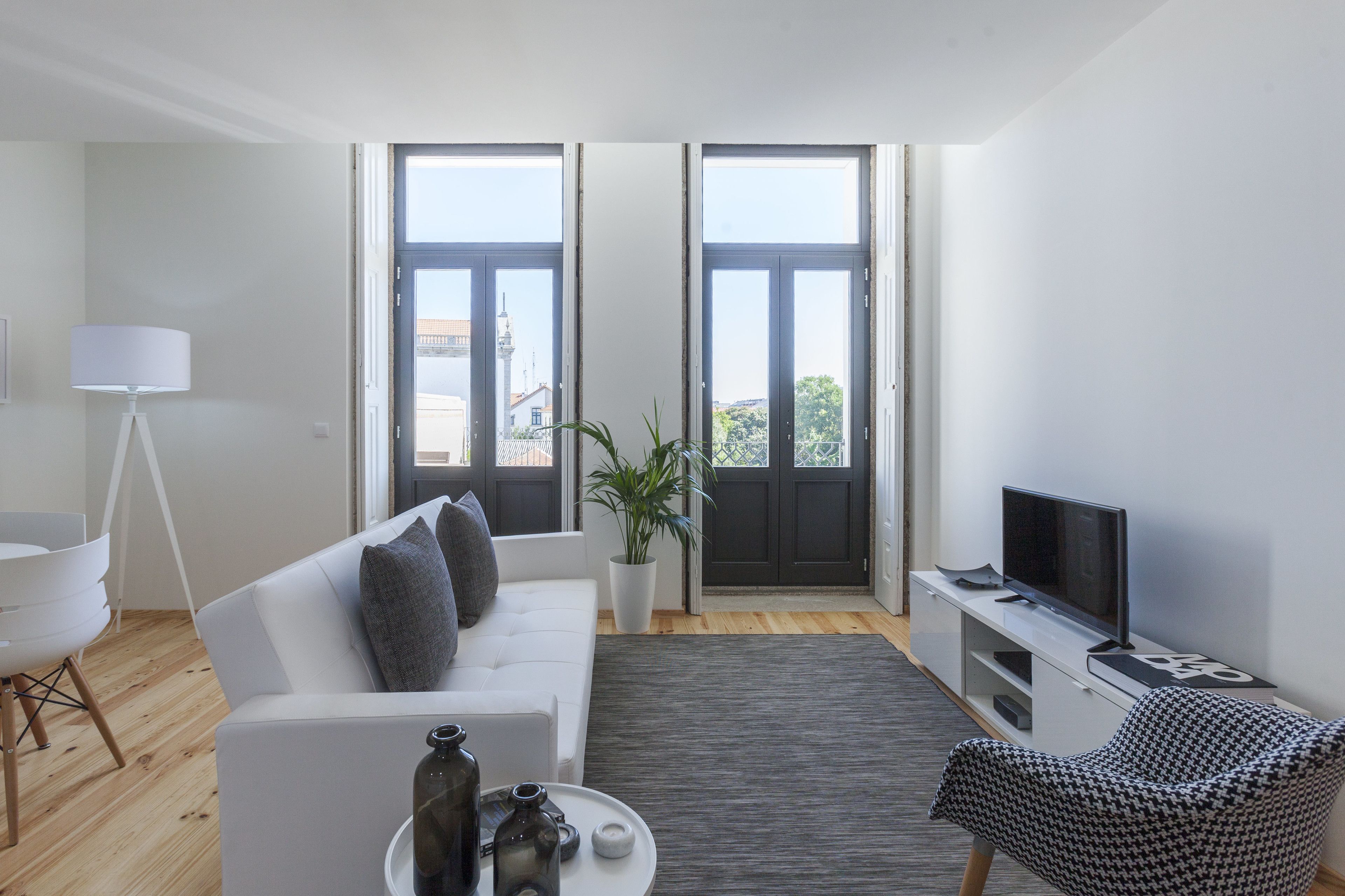 ดีลักซ์อพาร์ทเมนท์, 1 ห้องนอน, ระเบียง, วิวสวน | ห้องนั่งเล่น | ทีวีจอแบน 33 นิ้ว พร้อมช่องดาวเทียม, ทีวี, เครื่องเล่นดีวีดี