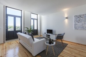 Deluxe-lejlighed - 1 soveværelse - terrasse - udsigt til have | Opholdsområde | 33-tommers fladskærms-tv med satellitkanaler, tv, dvd-afspiller