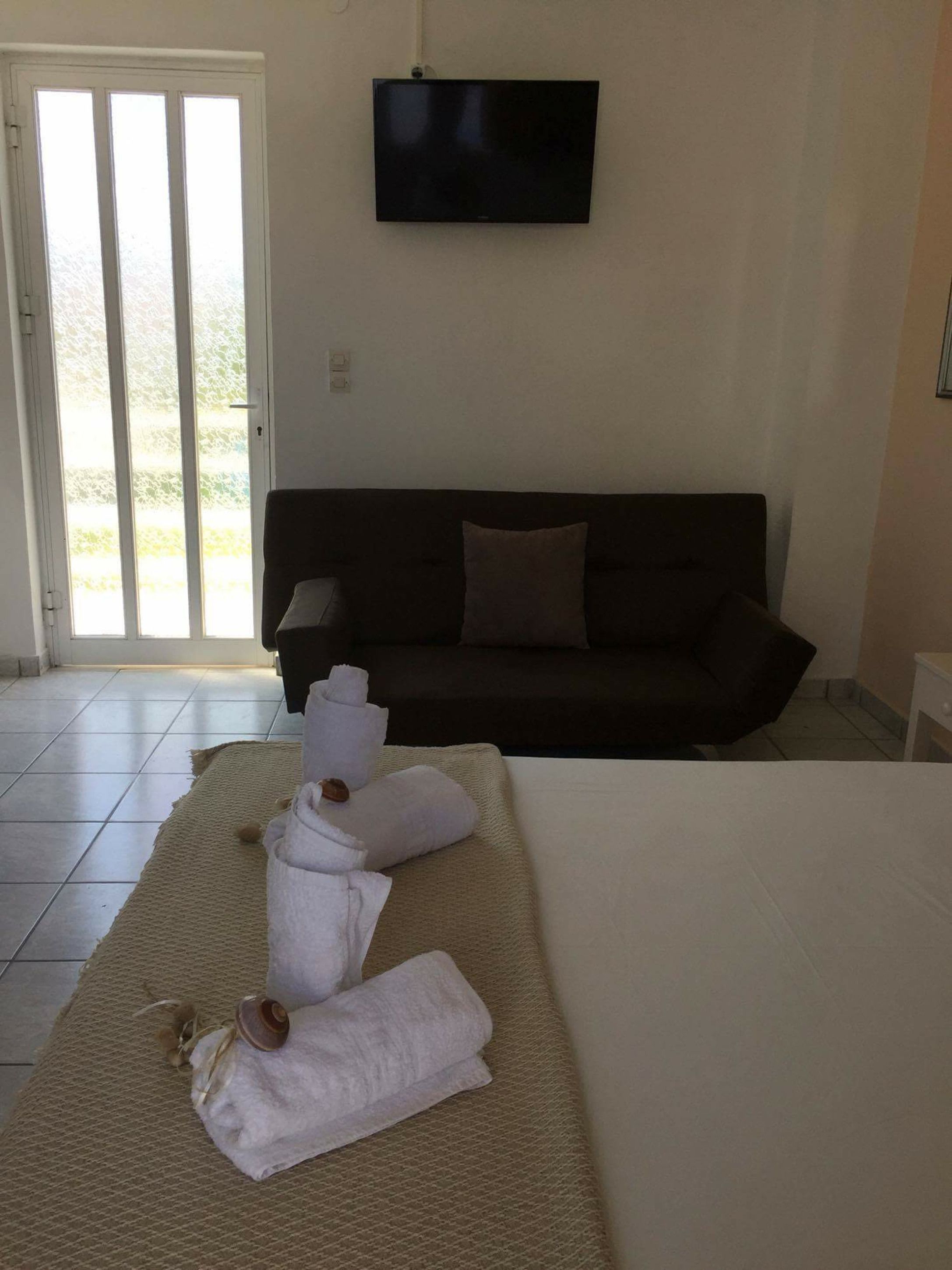 XXXApartment, 2 BedroomsXXX | Escrivaninha, quartos à prova de som, Wi-Fi de cortesia