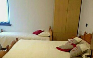 Triple Room | Desk, blackout curtains, free WiFi