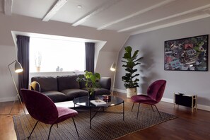 Loftsleilighet – deluxe, 3 soverom, byutsikt | 3 soverom, minibar og wi-fi (inkludert)