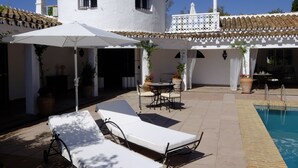 Outdoor pool, pool umbrellas, sun loungers - My Villa Alexandra Marbella (Benahavis)