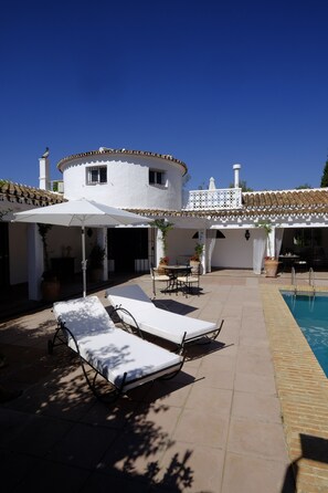 Outdoor pool, pool umbrellas, pool loungers - My Villa Alexandra Marbella (Benahavis)