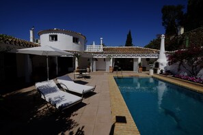 Piscina externa, guarda-sóis, espreguiçadeiras