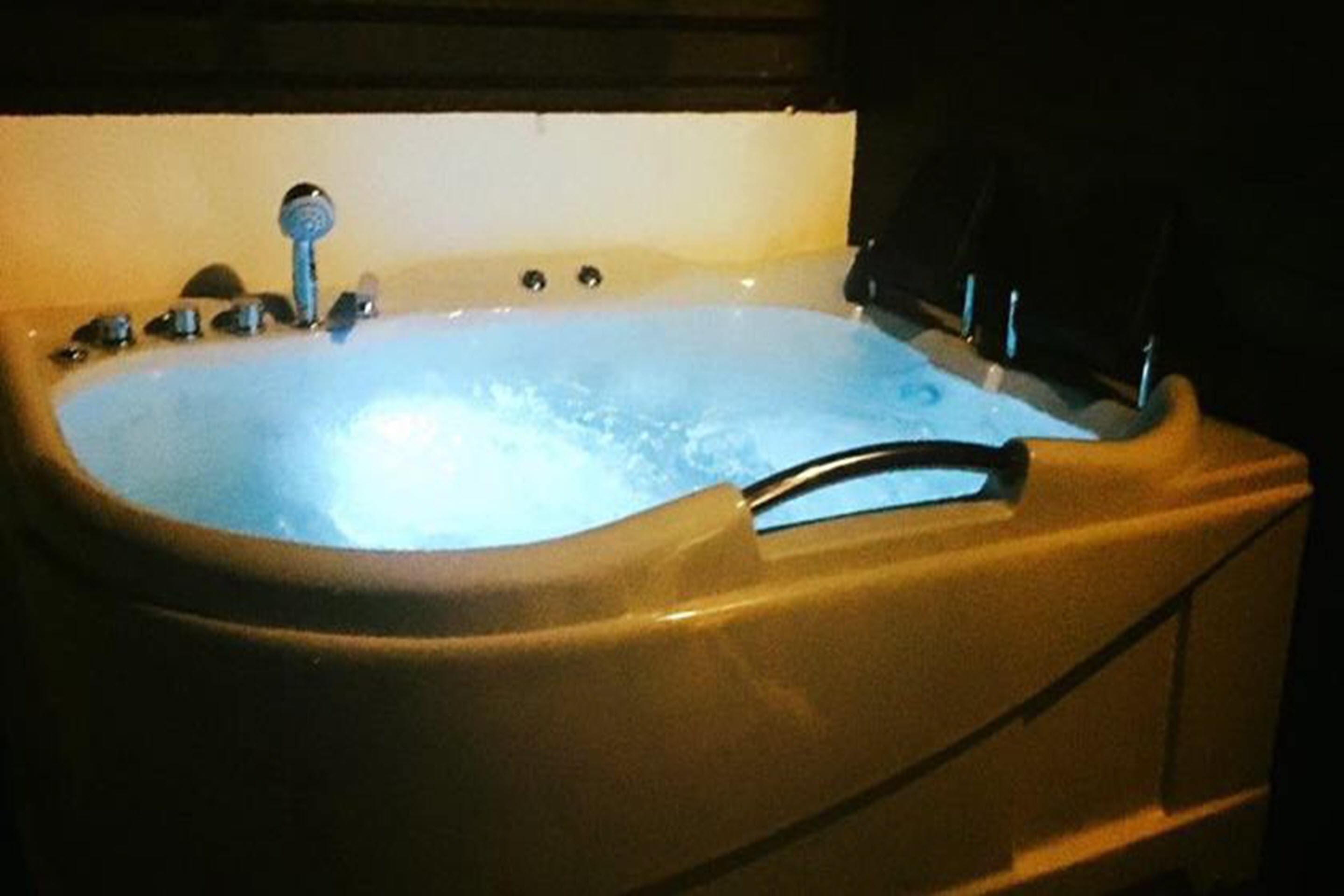 jacuzzi suite, 4th floor | jetted bathtub