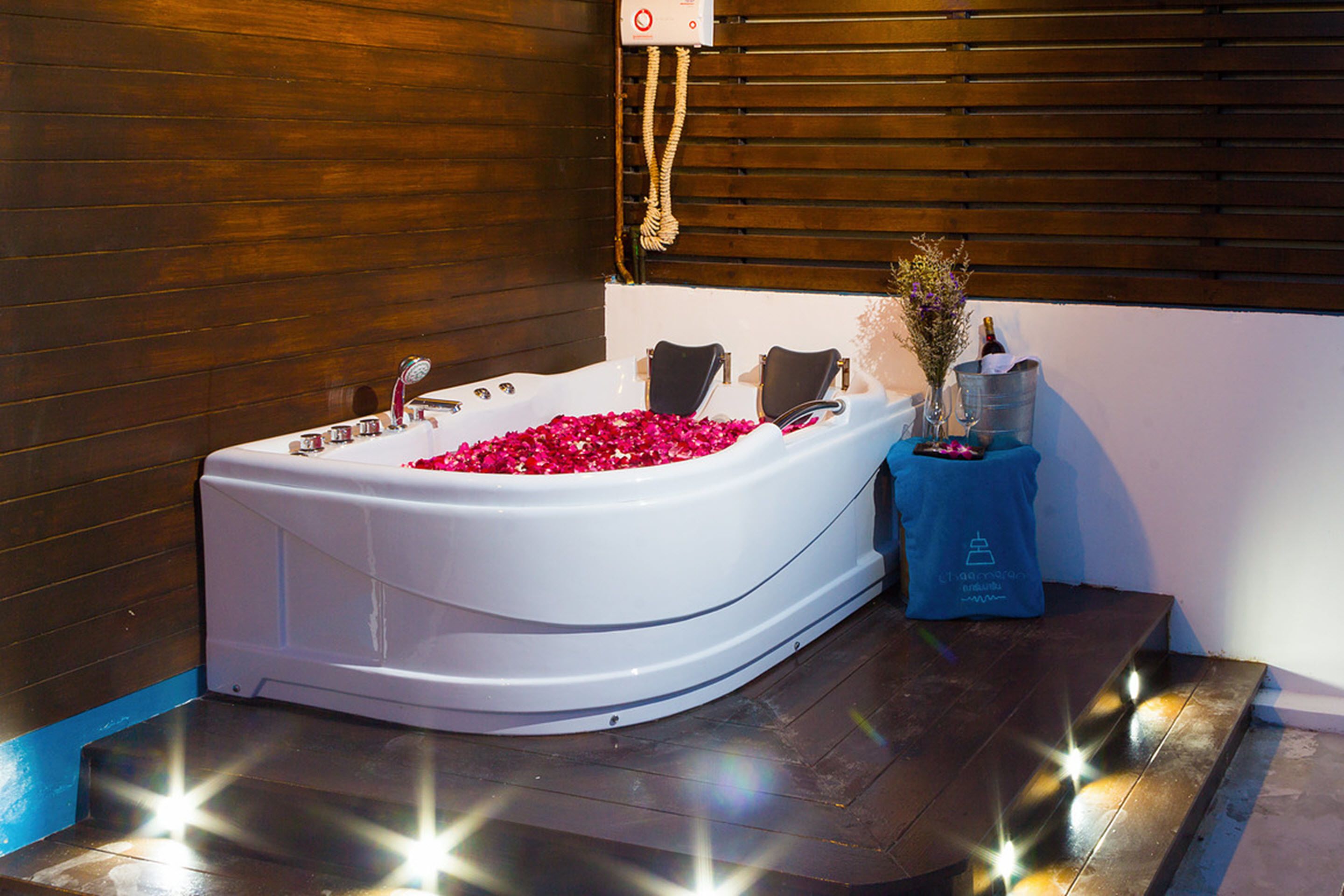 jacuzzi suite, 4th floor | jetted bathtub