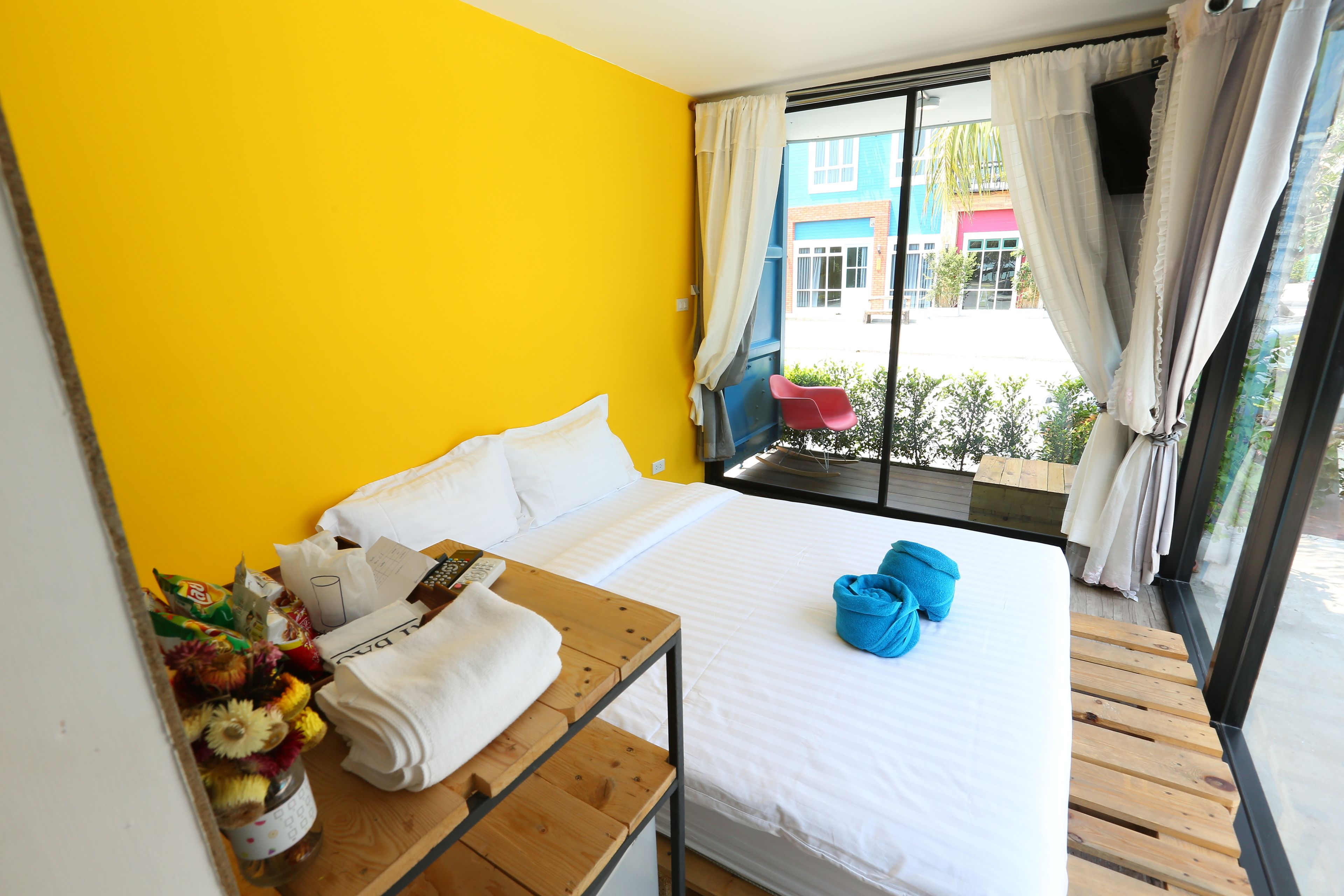 beach box pool view | desk, cots/infant beds, rollaway beds, free wifi