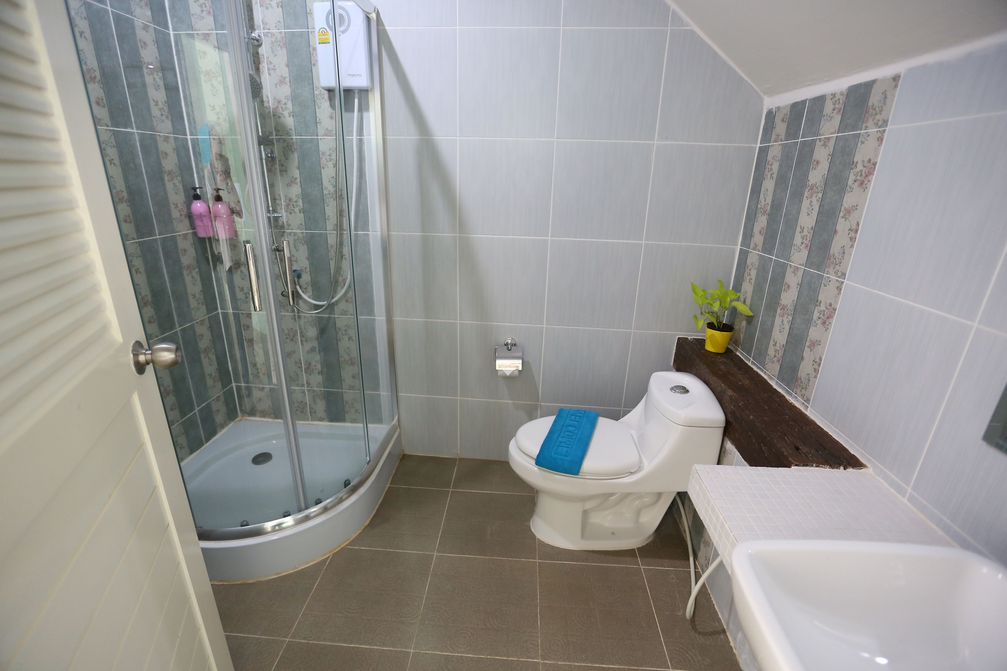 classic family | bathroom | free toiletries, hair dryer, towels