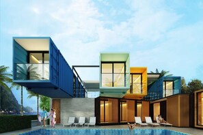 Un hôtel moderne doté d’une piscine, de plusieurs étages et offrant une vue sur la mer.