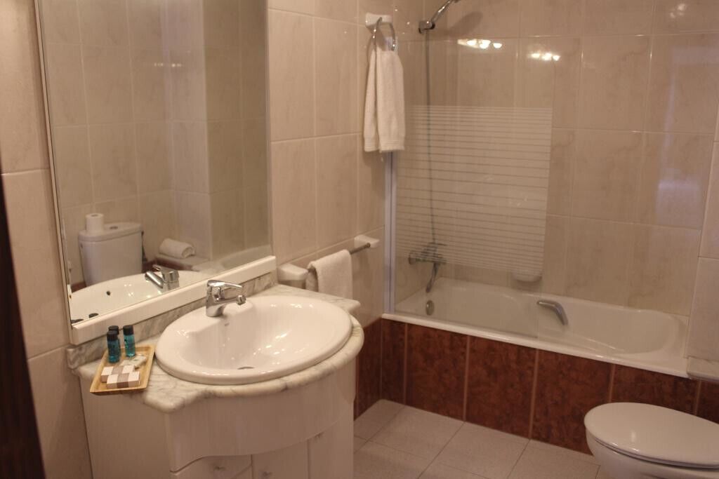 standard triple room | bathroom | combined shower/bathtub, free toiletries, hair dryer, bidet