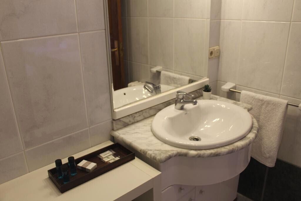combined shower/bathtub, free toiletries, hair dryer, bidet