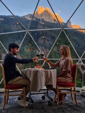 朝食、ランチ、ディナーに営業 (イタリア料理)