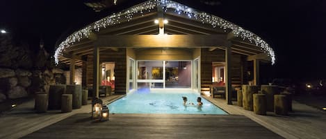 Inomhuspool och utomhuspool, öppettider: 10.30 till 20.00, och solstolar